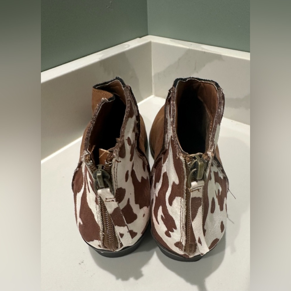 TRUE CRAFT Terri Booties Boots Shoes Cow Print Brown Almond Toe Women's 8.5M - Picture 6 of 8